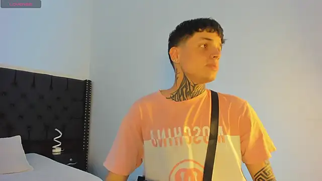 Snapshot of Declan-Fox chatting on November 2, 2025, 5:10 am Declan-Fox online show from November 2, 2025, 5:10 am