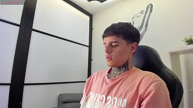 Snapshot of Declan-Fox chatting on November 12, 2025, 5:08 am Declan-Fox online show from November 12, 2025, 5:08 am