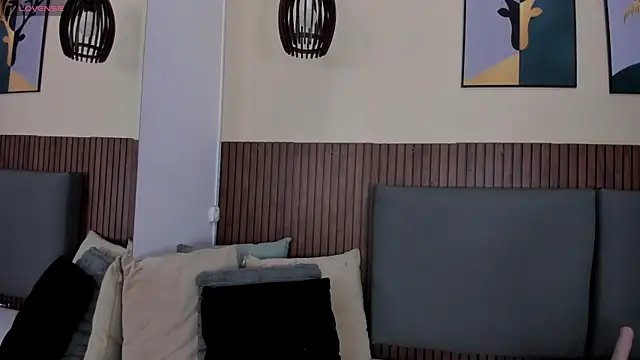 Snapshot of EmillyHarper_ chatting on November 11, 2025, 4:01 am EmillyHarper online show from November 11, 2025, 4:01 am