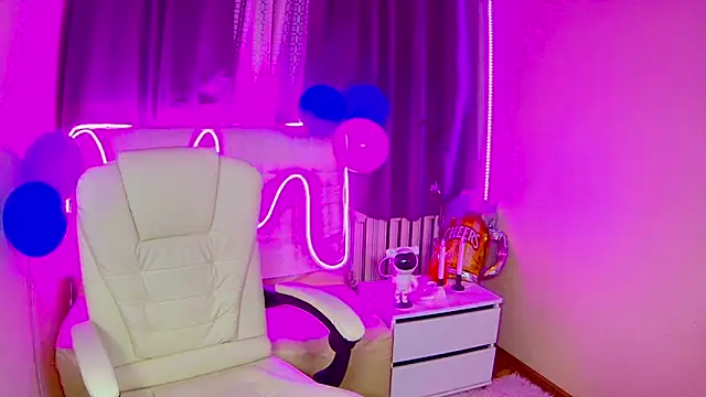 Snapshot of EmmaEllison chatting on September 25, 2025, 11:58 am EmmaEllison online show from September 25, 2025, 11:58 am