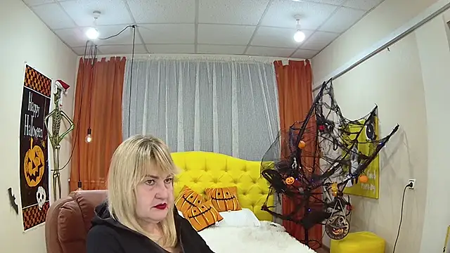 Snapshot of EmmaEllison chatting on October 17, 2025, 6:16 am EmmaEllison online show from October 17, 2025, 6:16 am