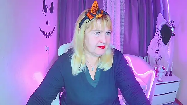 Snapshot of EmmaEllison chatting on October 31, 2025, 6:58 am EmmaEllison online show from October 31, 2025, 6:58 am