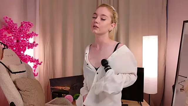 Snapshot of Flirty_lee chatting on October 27, 2025, 2:21 pm Flirty lee online show from October 27, 2025, 2:21 pm