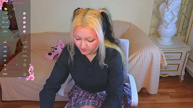 JuicyLullu online show from November 15, 2025, 11:40 am