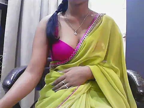 short girl  online show from October 8, 2025, 4:37 pm