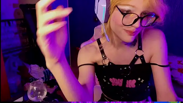 Snapshot of bekvafluttershy chatting on November 22, 2025, 1:04 am bekvafluttershy online show from November 22, 2025, 1:04 am