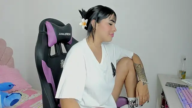 evelynrojas online show from November 28, 2025, 2:03 am