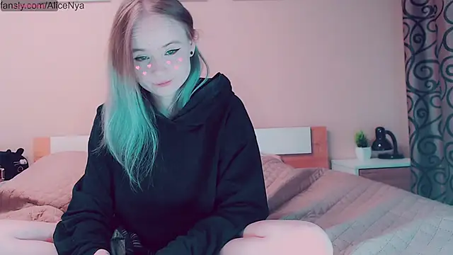 Snapshot of AliceNya_cute chatting on October 5, 2025, 4:00 am AliceNya cute online show from October 5, 2025, 4:00 am