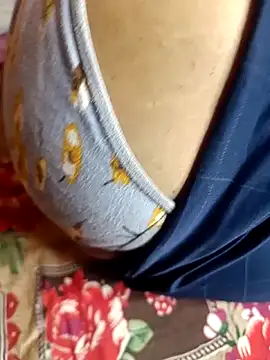 Snapshot of Romantic_couple89 chatting on October 6, 2025, 4:48 pm Romantic couple89 online show from October 6, 2025, 4:48 pm