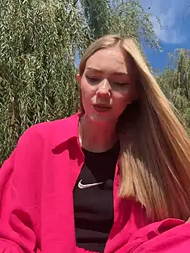 Snapshot of MilaMoone chatting on September 18, 2025, 7:32 am MilaMoone online show from September 18, 2025, 7:32 am