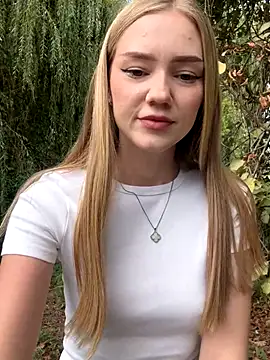 Snapshot of MilaMoone chatting on September 20, 2025, 10:27 am MilaMoone online show from September 20, 2025, 10:27 am