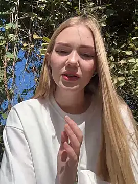 Snapshot of MilaMoone chatting on September 22, 2025, 10:06 am MilaMoone online show from September 22, 2025, 10:06 am