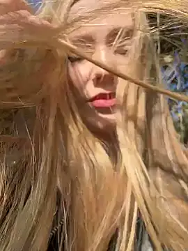 Snapshot of MilaMoone chatting on September 27, 2025, 10:20 am MilaMoone online show from September 27, 2025, 10:20 am