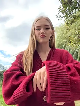 Snapshot of MilaMoone chatting on October 2, 2025, 10:22 am MilaMoone online show from October 2, 2025, 10:22 am