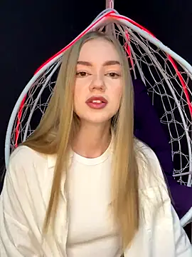 Snapshot of MilaMoone chatting on October 5, 2025, 10:02 am MilaMoone online show from October 5, 2025, 10:02 am