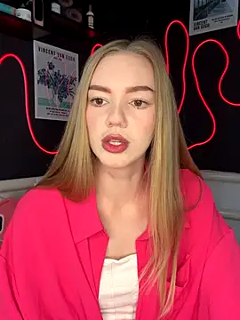 Snapshot of MilaMoone chatting on October 15, 2025, 10:37 am MilaMoone online show from October 15, 2025, 10:37 am