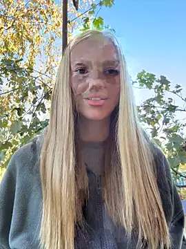 Snapshot of MilaMoone chatting on October 17, 2025, 11:57 am MilaMoone online show from October 17, 2025, 11:57 am