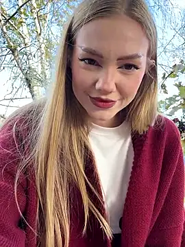 Snapshot of MilaMoone chatting on November 1, 2025, 10:06 am MilaMoone online show from November 1, 2025, 10:06 am