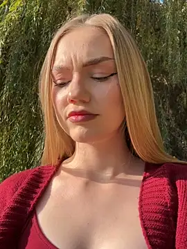 Snapshot of MilaMoone chatting on November 6, 2025, 11:00 am MilaMoone online show from November 6, 2025, 11:00 am