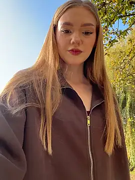 Snapshot of MilaMoone chatting on November 7, 2025, 11:10 am MilaMoone online show from November 7, 2025, 11:10 am