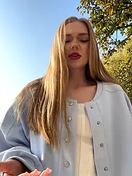 Snapshot of MilaMoone chatting on November 8, 2025, 11:21 am MilaMoone online show from November 8, 2025, 11:21 am