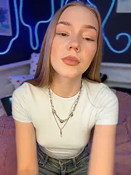 Snapshot of MilaMoone chatting on April 20, 2026, 11:13 am MilaMoone online show from April 20, 2026, 11:13 am