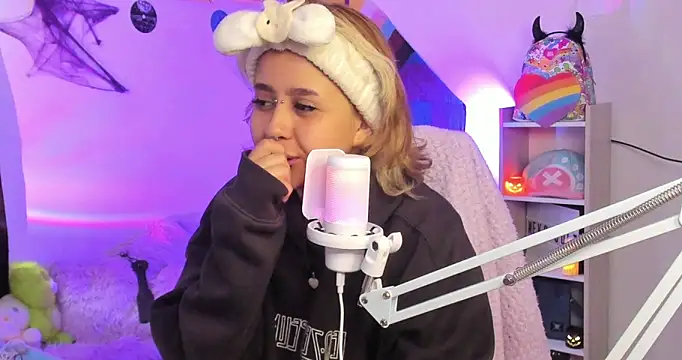 NekoWaifu online show from October 4, 2025, 1:09 pm