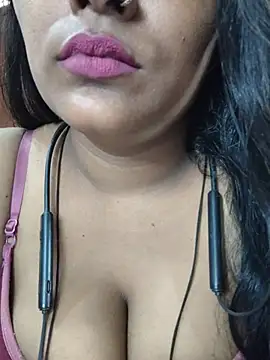 Jasmine Januja online show from July 16, 2026, 2:39 am