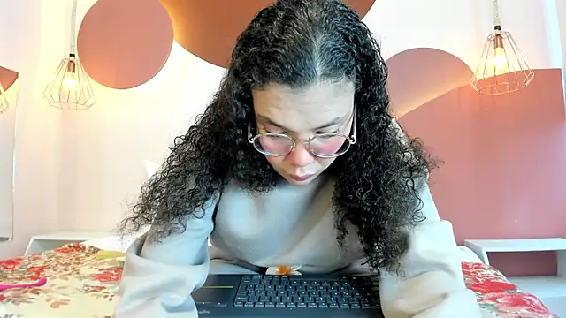 Snapshot of SweetStarr_ chatting on September 30, 2025, 12:54 pm SweetStarr online show from September 30, 2025, 12:54 pm