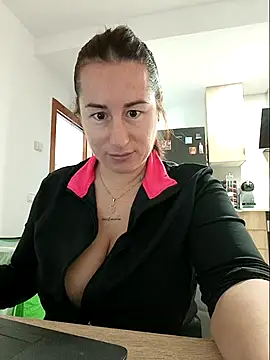 bichota85 online show from November 28, 2025, 9:45 am