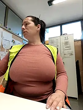 bichota85 online show from April 20, 2026, 10:07 am