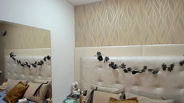 AlaiaCastle online show from November 8, 2025, 11:43 am