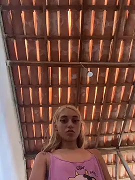 loirinhaaa online show from April 17, 2026, 2:53 pm