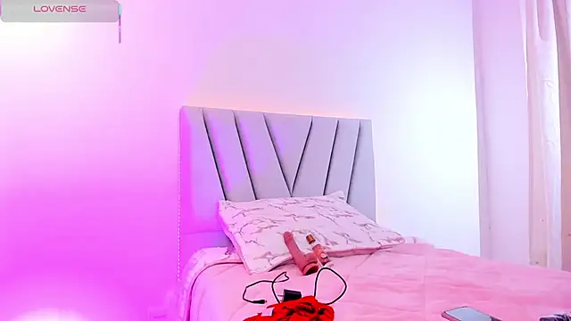 Snapshot of Doll_lauren chatting on October 17, 2025, 5:59 pm Doll lauren online show from October 17, 2025, 5:59 pm