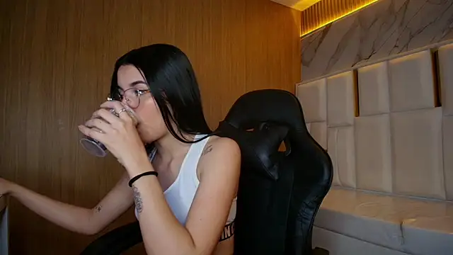 sophiadoll tf online show from October 10, 2025, 1:32 pm