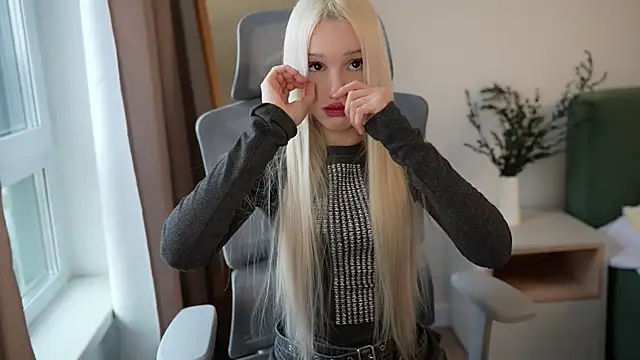 Snapshot of Laura_Obsidian chatting on November 3, 2025, 7:09 am Laura Obsidian online show from November 3, 2025, 7:09 am