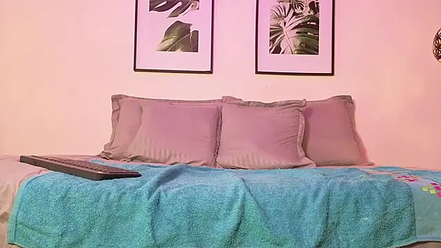 afrodita aares online show from February 18, 2026, 7:43 pm