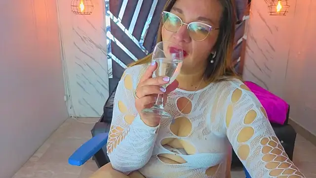 Snapshot of MaylinRosse_ chatting on June 18, 2026, 6:45 pm MaylinRosse online show from June 18, 2026, 6:45 pm