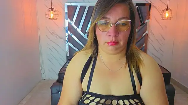 Snapshot of MaylinRosse_ chatting on June 29, 2026, 6:19 pm MaylinRosse online show from June 29, 2026, 6:19 pm