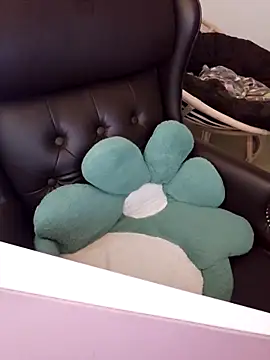 Snapshot of sw33th3art chatting on October 27, 2025, 6:12 pm sw33th3art online show from October 27, 2025, 6:12 pm