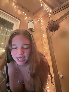 Snapshot of blondefun3818 chatting on October 28, 2025, 3:21 am blondefun3818 online show from October 28, 2025, 3:21 am