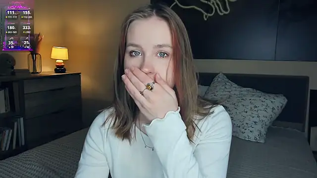 Snapshot of MaliaBourraine chatting on October 13, 2025, 8:03 am MaliaBourraine online show from October 13, 2025, 8:03 am