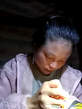 Snapshot of clara-cute chatting on October 14, 2025, 2:29 pm clara-cute online show from October 14, 2025, 2:29 pm