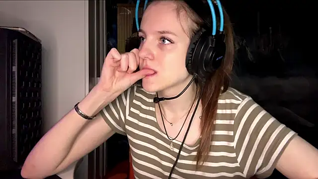 Elira Breeze online show from November 6, 2025, 1:45 pm