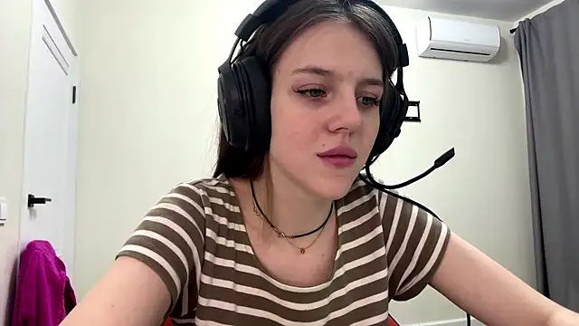 Snapshot of Elira_Breeze chatting on January 18, 2026, 7:17 pm Elira Breeze online show from January 18, 2026, 7:17 pm