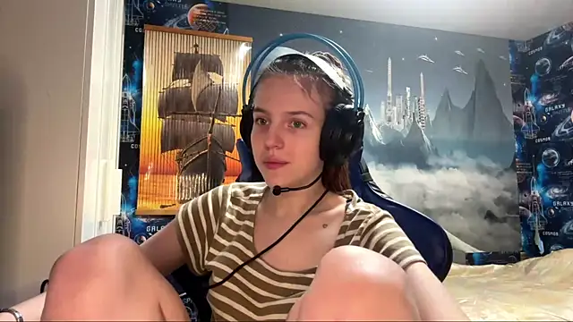 Elira Breeze online show from April 9, 2026, 2:33 pm