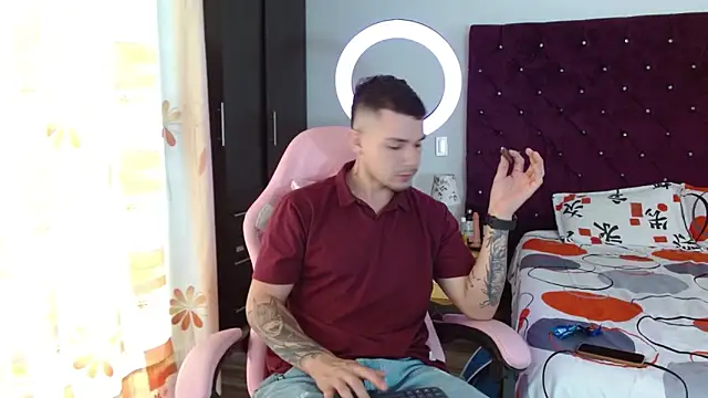 Snapshot of BooyHott_ chatting on October 30, 2025, 7:03 pm BooyHott online show from October 30, 2025, 7:03 pm