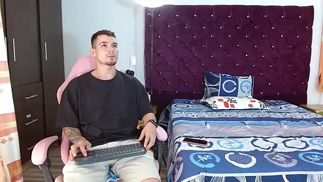 Snapshot of BooyHott_ chatting on November 8, 2025, 6:51 pm BooyHott online show from November 8, 2025, 6:51 pm