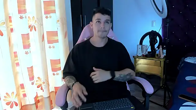 Snapshot of BooyHott_ chatting on November 24, 2025, 7:02 pm BooyHott online show from November 24, 2025, 7:02 pm