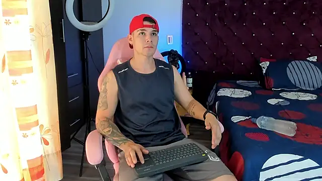 Snapshot of BooyHott_ chatting on November 28, 2025, 6:43 pm BooyHott online show from November 28, 2025, 6:43 pm